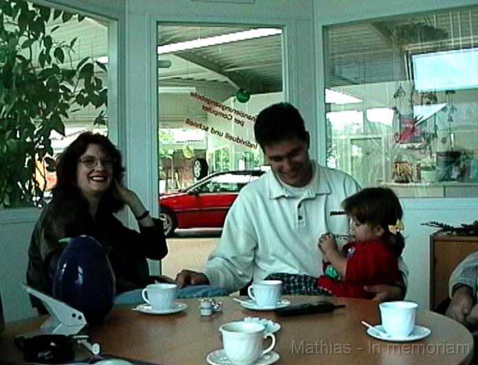 1998_zu_Besuch_bei_Adi_im_Autohaus_mit_Lena_und_Bianca.JPG - 1998 - Mathias, Bianca und Lena zu Besuch bei Onkel Adi im Autohaus - Foto von Adolf Schtt
