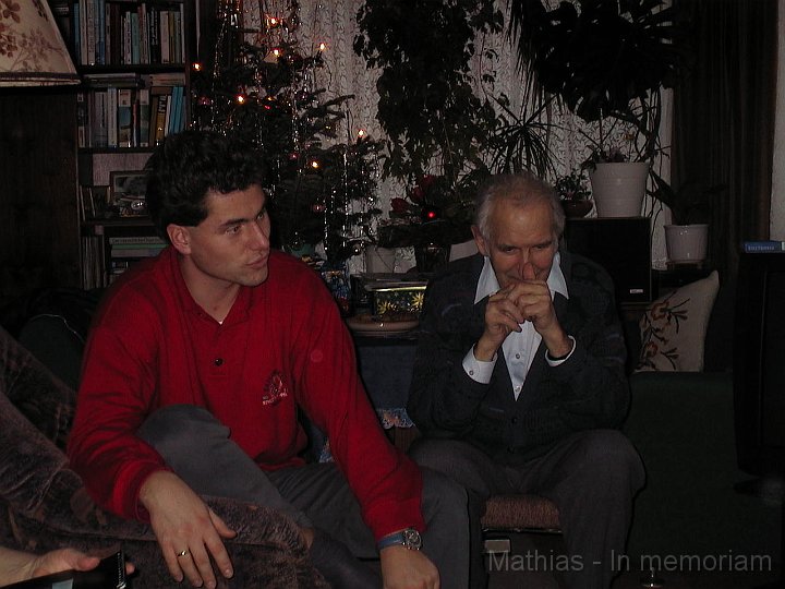 1999_mit_Opa_Tripkau.JPG - 1999 - Mathias mit Opa in Tripkau - Foto von Adolf Schtt